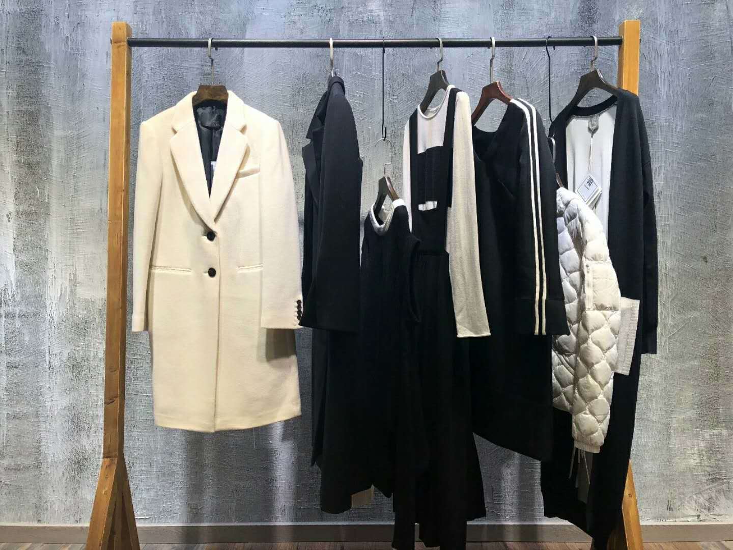 女裝店鋪陳列藝術(shù) 巧思陳列，點(diǎn)亮服飾獨(dú)特魅力