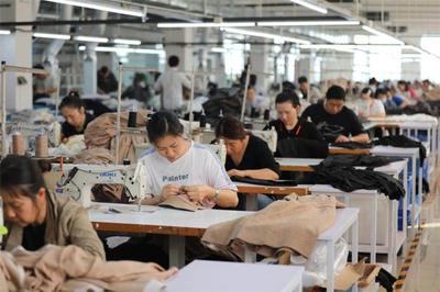 河北滄縣 京津轉移服裝企業生產忙 服裝服飾